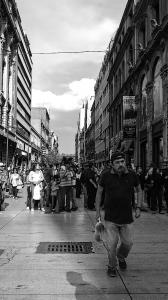 Transeúnte en la calle Madero CDMX.