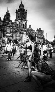 Transeúntes en el Zócalo de la CDMX.