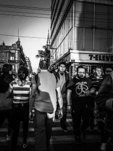 Transeúnte en el Eje Central de la CDMX.